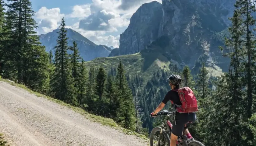 Rowerzystka na górskiej ścieżce, odkrywająca malownicze trasy rowerowe Szklarska Poręba.
