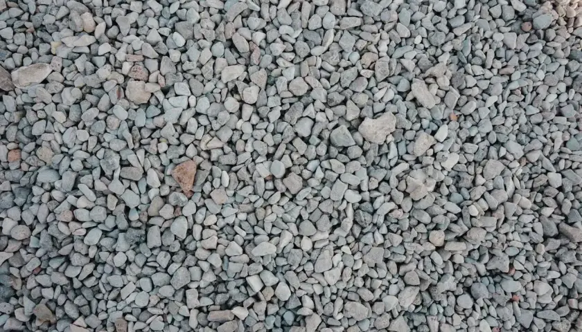 Mnóstwo szarego żwiru, idealnego na podjazd. Zastanawiasz się, ile kosztuje tona żwiru?