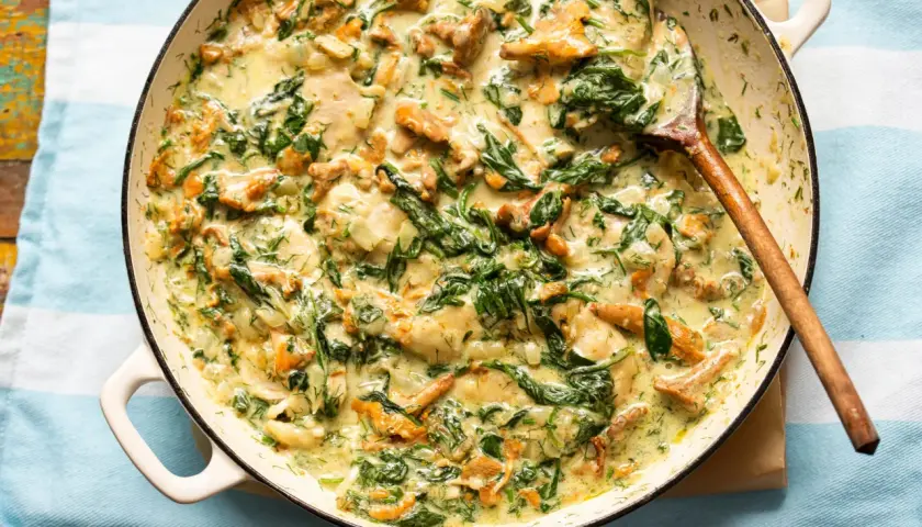 Un plat crémeux de poulet, champignons et épinards, garni d'aneth frais. Un délice à savourer !