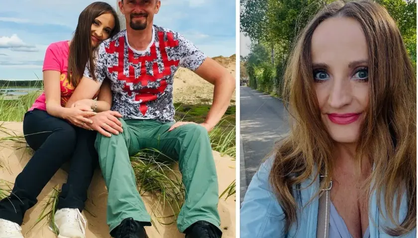 Justyna Dobrosz-Oracz z mężem i dziećmi na plaży. Uśmiechnięta para siedzi na piasku.