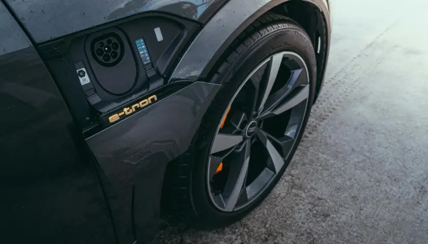 Zbliżenie na port ładowania i felgę Audi A3 e-tron. Elektryczna mobilność w nowoczesnym wydaniu.