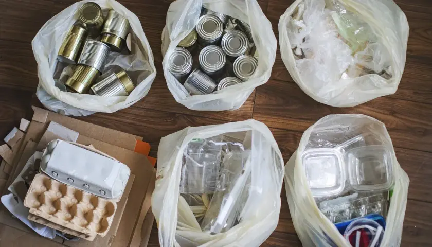 Work in progress: segregacja surowców wtórnych. Worek z puszkami, butelkami PET, kartonami i wytłoczkami po jajkach czeka na recykling.