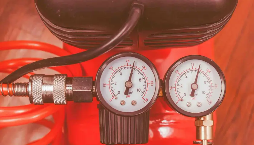 Dwa manometry pokazują ciśnienie w instalacji. Jeden wskazuje ok. 50 psi, drugi ok. 75 psi. Dopuszczalny spadek ciśnienia w instalacji co jest monitorowany.