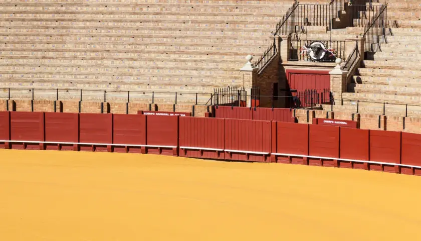 Arena de toros con gradas de ladrillo y barrera roja. Un detalle de la plaza de toros, de las plazas mas grandes del mundo.
