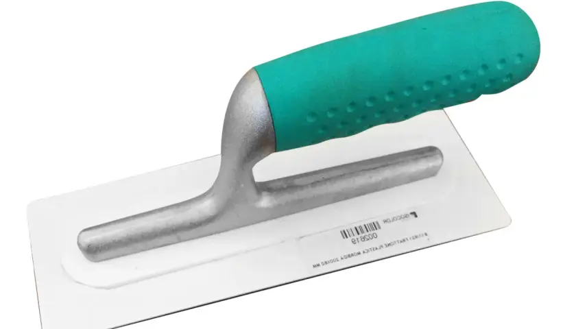 Frattazzo in plastica con manico ergonomico verde, ideale per lavori di finitura.