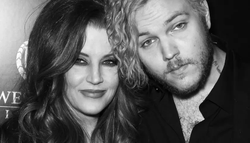 Lisa Marie Presley z mężem, w czarno-białym kadrze.