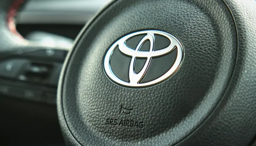 Logo Toyoty na kierownicy samochodu z napisem SRS AIRBAG.