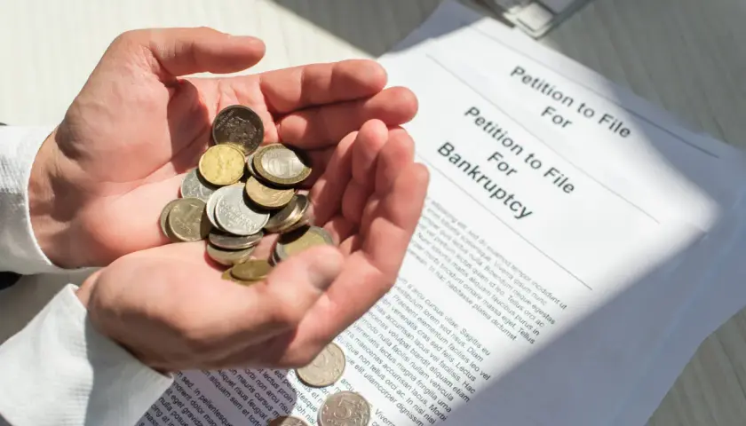 Na czym polega upadłość konsumencka osoby fizycznej i jak uniknąć długów