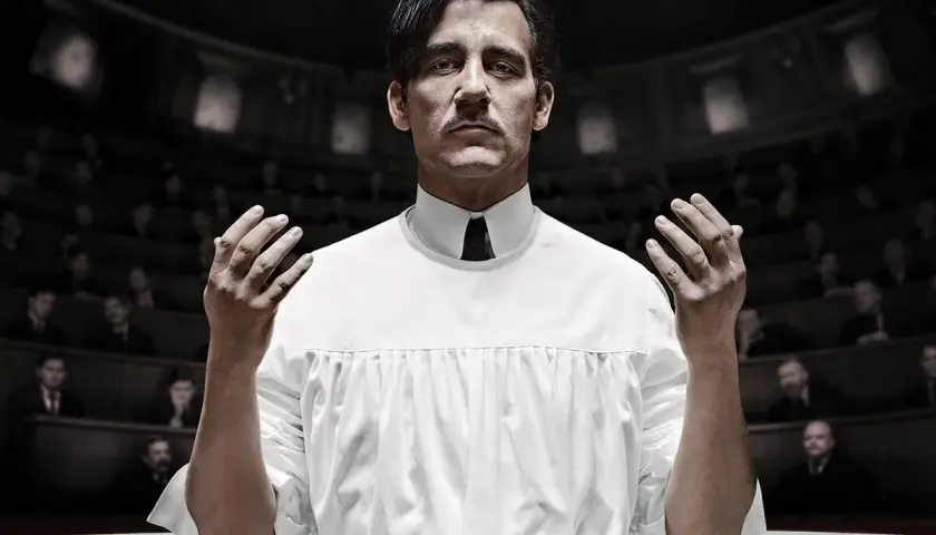 Dr. Thackery, jeden z bohaterów "The Knick", przemawia do publiczności w sali wykładowej.