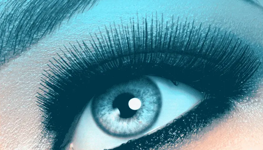 Ojo gris con pestañas largas y dramáticas, ideal para un maquillaje que resalte su belleza.