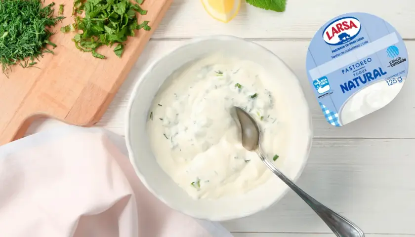 Deliciosa salsa de yogur natural con hierbas frescas, lista para acompañar tus platos.