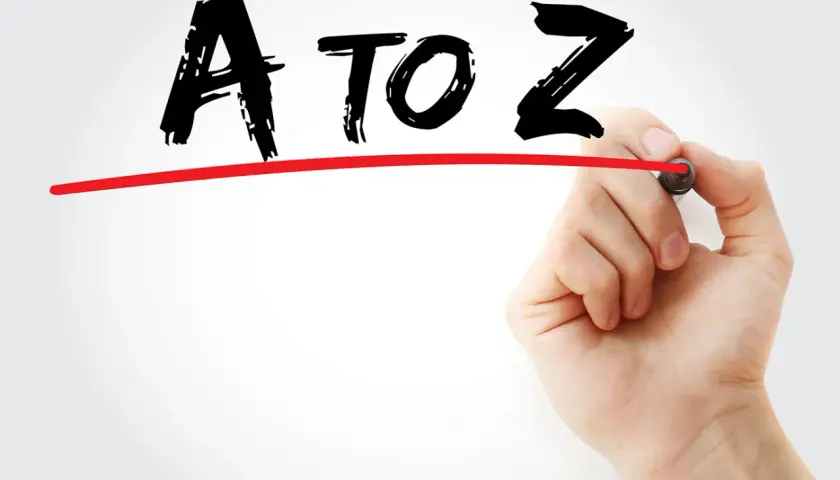 Ręka pisze markerem "A TO Z", sugerując pełne omówienie terminologii w tenisie.