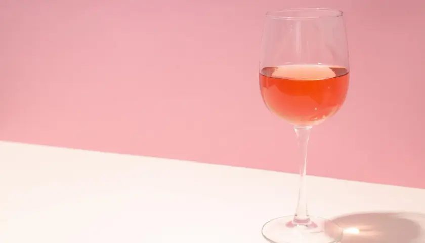 Verre de vin rosé, parfait pour une dégustation à la bonne température.