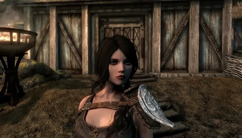 Postać z gry Skyrim, z pięknymi oczami i zbroją, wygląda jak z najlepszych modów do Skyrim.