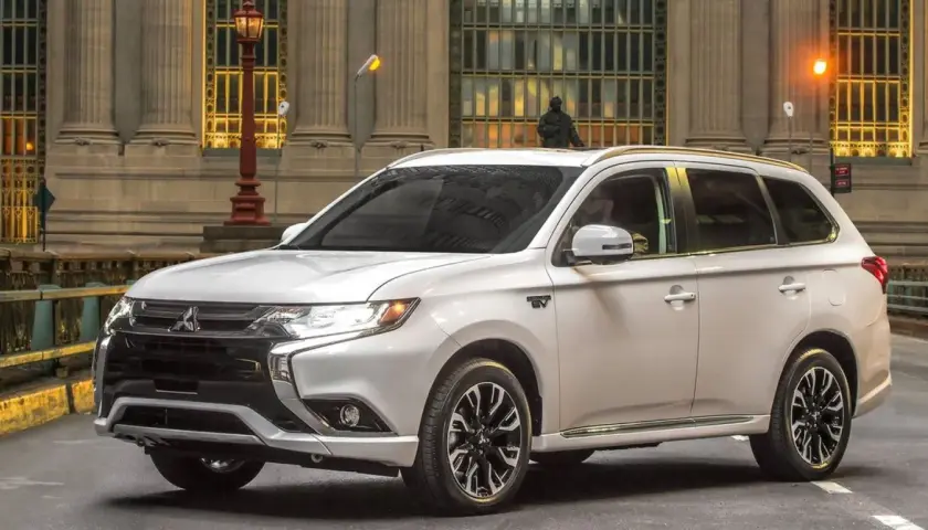 Biały Mitsubishi Outlander PHEV, idealny do miasta, zbiera pozytywne mitsubishi outlander opinie. Elegancki wygląd i ekologiczny napęd.