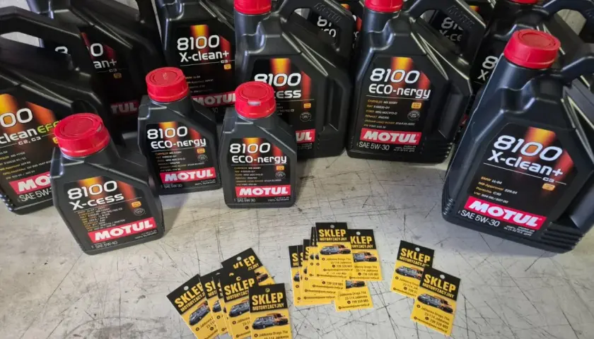 Butelki oleju silnikowego Motul 8100 X-cess i X-clean, karty z logo sklepu.