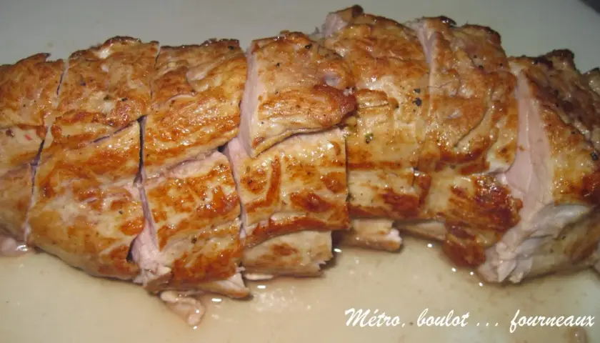 Filet mignon de porc tranché, doré et juteux, prêt pour une délicieuse recette en sauce. Parfait pour un repas savoureux.
