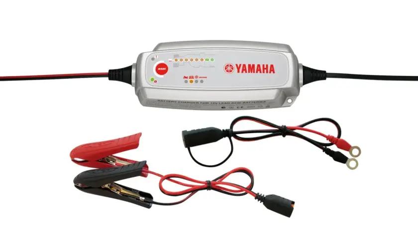 Ładowarka Yamaha z krokodylkami i końcówkami do akumulatora. Dowiedz się, jak podłączyć prostownik do samochodu.