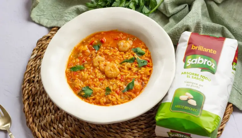 Receta fácil de arroz caldoso con gambas que sorprenderá a todos