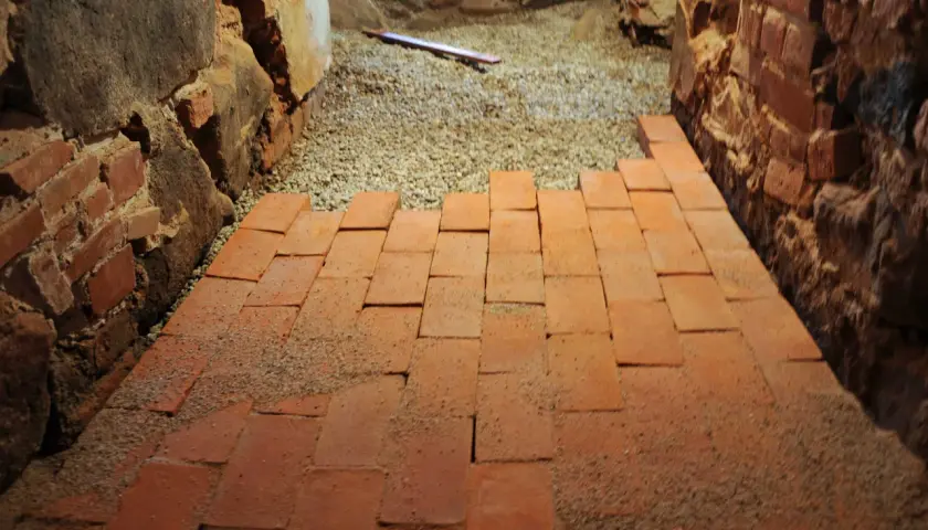 Co na podłogę w piwnicy? Najlepsze materiały odporne na wilgoć