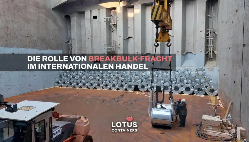 Schiffsladung mit Stahlrollen, die als Breakbulk-Fracht transportiert werden. Ein Kran hebt eine Rolle, während Arbeiter sie sichern.