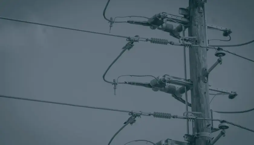Słupy energetyczne i linie wysokiego napięcia. Przygotuj się na blackout, mając zapasy i plan działania.