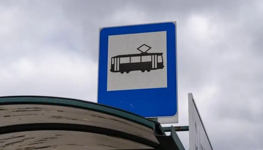 Znak tramwajowy nad wiatą przystankową. Tu kupisz mpk łódź bilety.