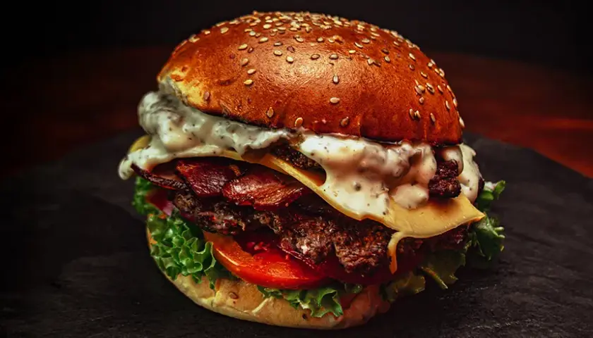 Co to smash burger i dlaczego warto go spróbować w Polsce