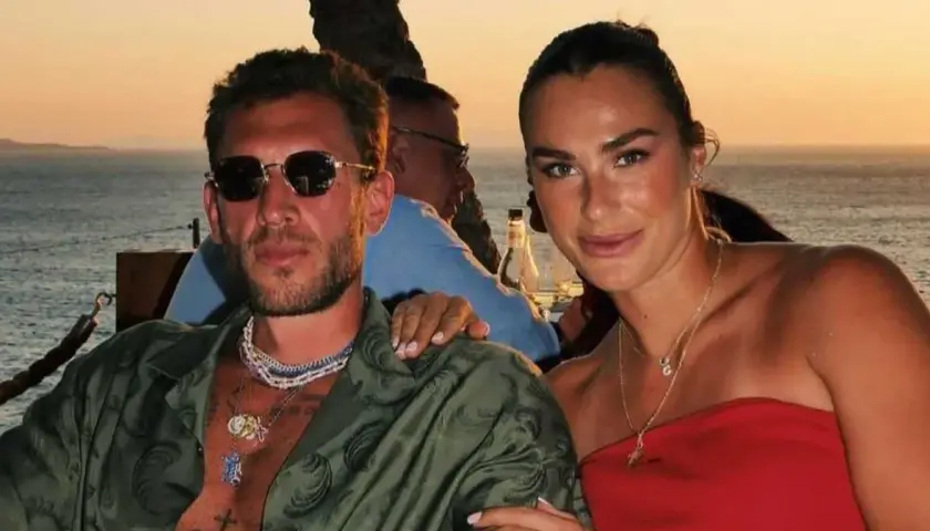 Aryna Sabalenka z partnerem cieszą się zachodem słońca nad morzem.