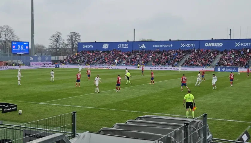 Mecz Raków Częstochowa – Widzew Łódź. Piłkarze na boisku, wynik 0:0, trybuny zapełnione.