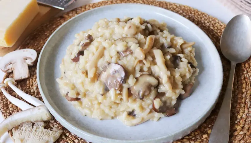 Un cremoso risotto de setas, con champiñones frescos y trozos de queso parmesano rallado.