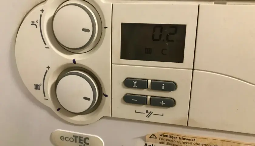Wyświetlacz pieca Vaillant ecoTEC plus pokazuje "0.2 C", co może oznaczać problem z podgrzewaniem wody.