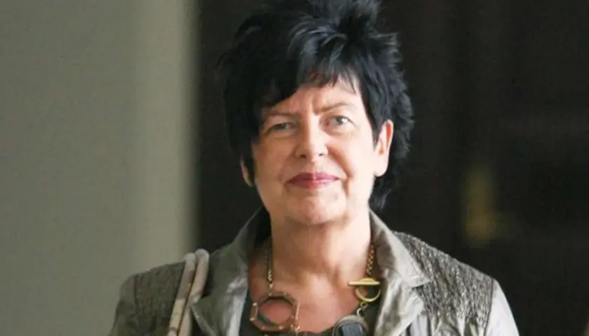 Joanna Senyszyn, choć chora, prezentuje się z godnością, nosząc wyrazisty naszyjnik.