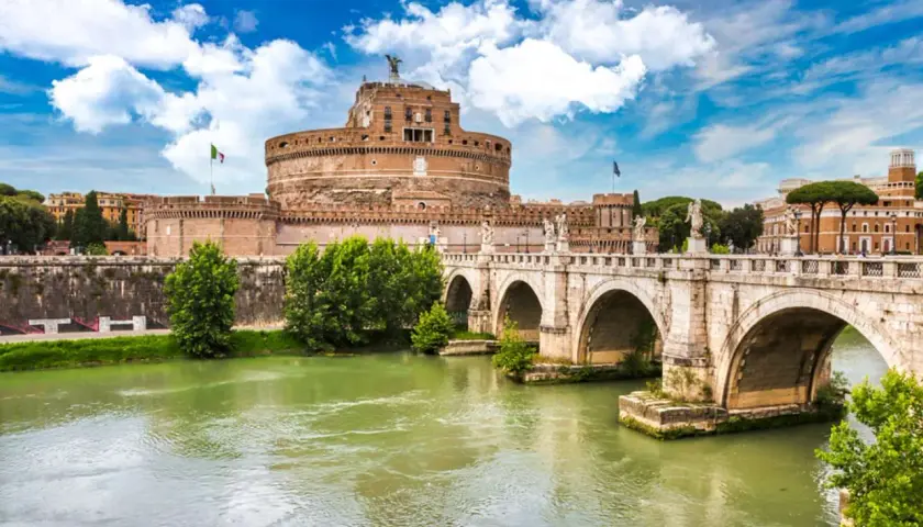 Ponte Sant'Angelo con Castel Sant'Angelo sullo sfondo, un'ottima idea per cosa vedere vicino Castel Sant'Angelo.