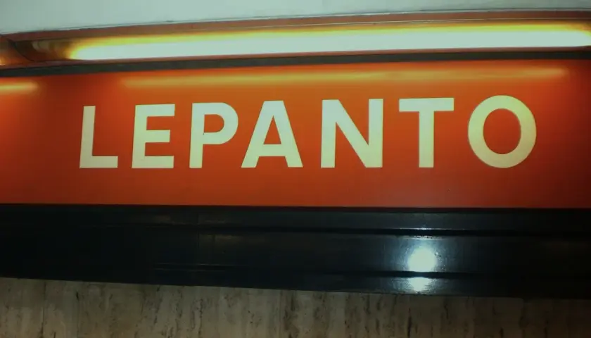 Segnale luminoso della stazione metro Lepanto. Le metro notizie sono sempre aggiornate qui.