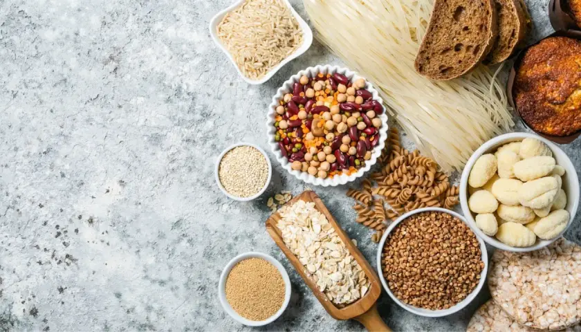 Różnorodne produkty bogate w węglowodany: ryż, makaron, kasze, płatki owsiane, chleb, ciastka i ryżowe wafle. Idealne do ładowania węglowodanami przed wysiłkiem.