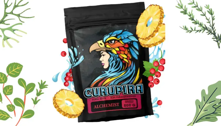 Opakowanie yerba mate Curupira Alchemist z wizerunkiem kobiety w pióropuszu orła, otoczone plasterkami ananasa i czerwonymi porzeczkami.