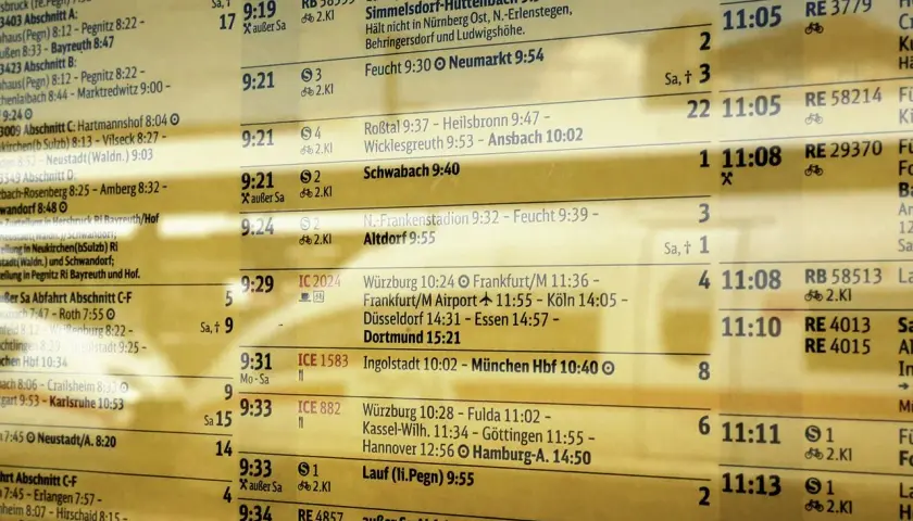 Fahrplan zeigt Zugstrecken mit Abfahrtszeiten und Zielen.