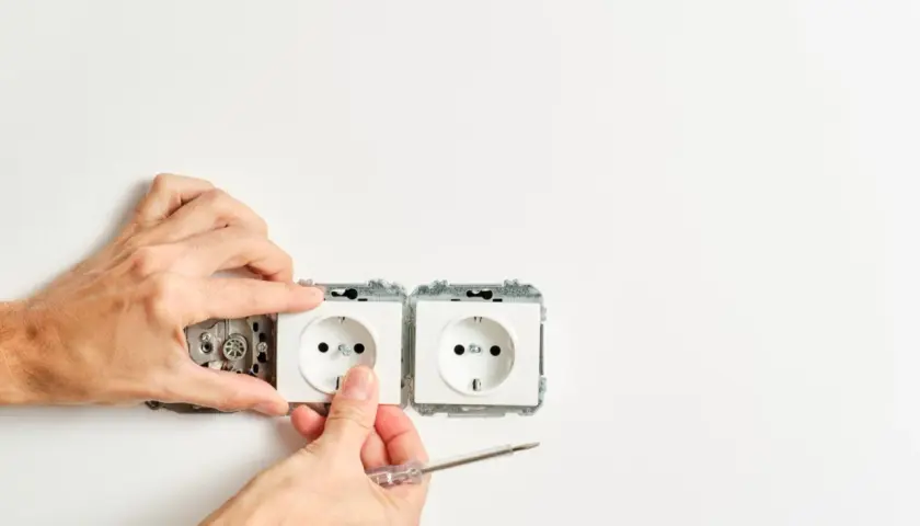 Montaż dwóch gniazdek elektrycznych obok siebie. Zastanawiasz się, ile gniazdek na jednym obwodzie jest bezpieczne?