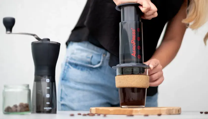 Przygotowanie aromatycznej kawy do aeropressu. Mielenie ziaren i zaparzanie.