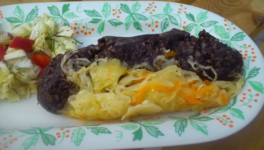 Przepis na kaszankę z grilla z kapustą kiszoną i jabłkiem - smak lata
