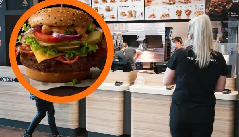 Burger z bekonem i serem, jak u maestro mc, w restauracji.