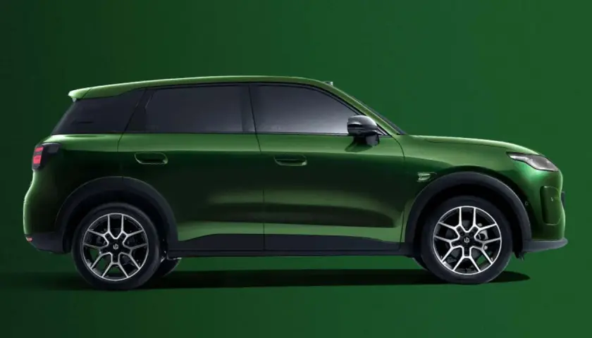 Il **Leapmotor A10** in un elegante verde metallizzato, visto di profilo. Un SUV moderno con linee aerodinamiche e cerchi in lega dal design distintivo.