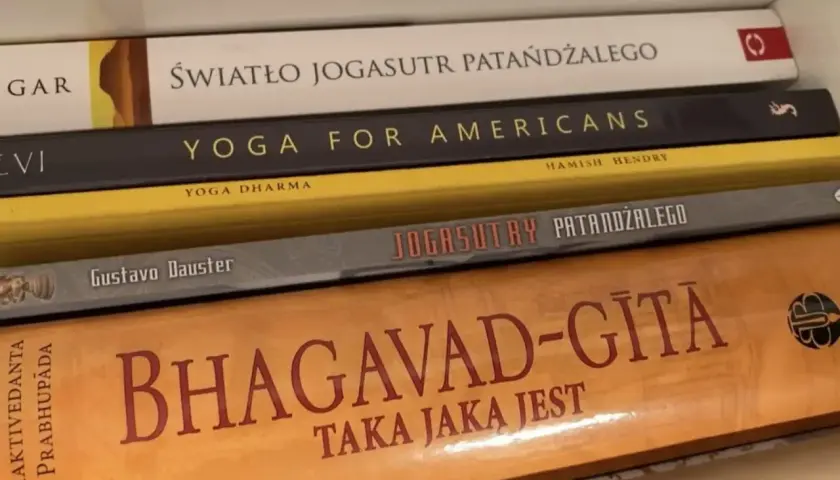 Stos książek o jodze: "Światło Joga Sutr Patańdżalego", "Yoga for Americans", "Yoga Dharma", "Joga Sutry Patańdżalego" i "Bhagavad-Gita".