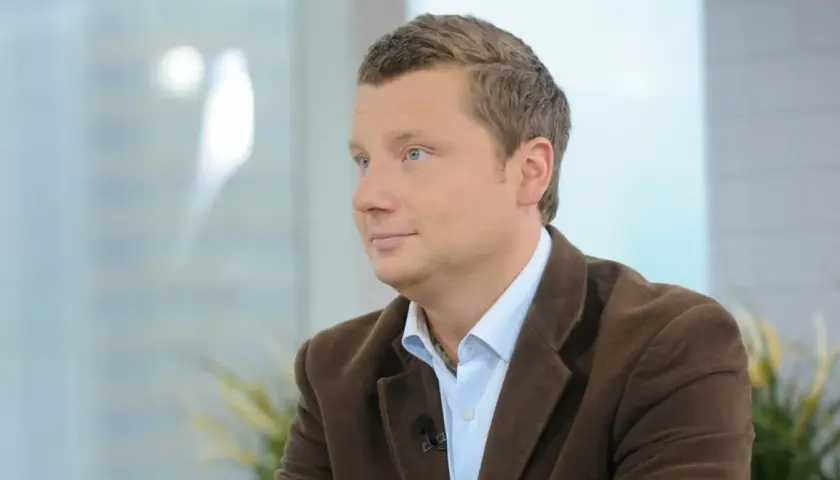 Rafał Wojda, zamyślony, w brązowej marynarce, pewnie myśli o swojej żonie i dzieciach.