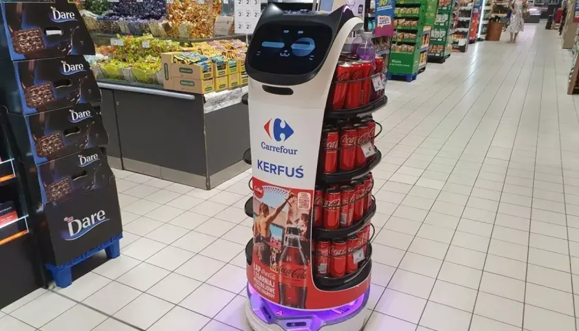 Robot Kerfuś w sklepie Carrefour, innowacja w branży retail. Promuje napoje Coca-Cola i słodycze.