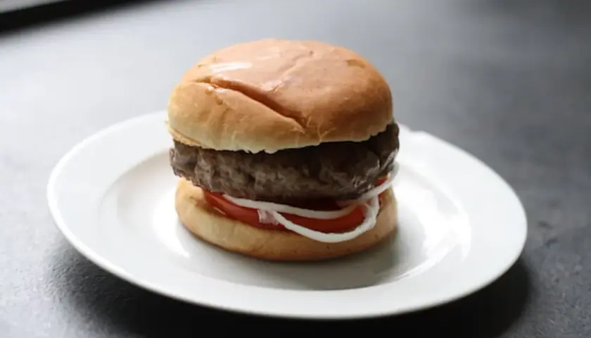 Jak złożyć hamburgera, aby nie rozpadł się podczas jedzenia?