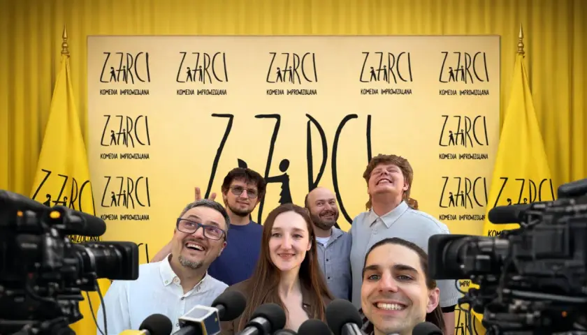 Uśmiechnięta ekipa "ZARCI KOMEDIA IMPROWIZOWANA" przed żółtym tłem z logo. Wrocławski teatr komedii gotowy na wywiady.