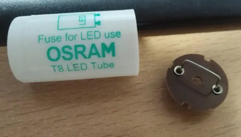 Osram T8 LED Tube fuse. Obok okrągły element, być może statecznik do lampy.