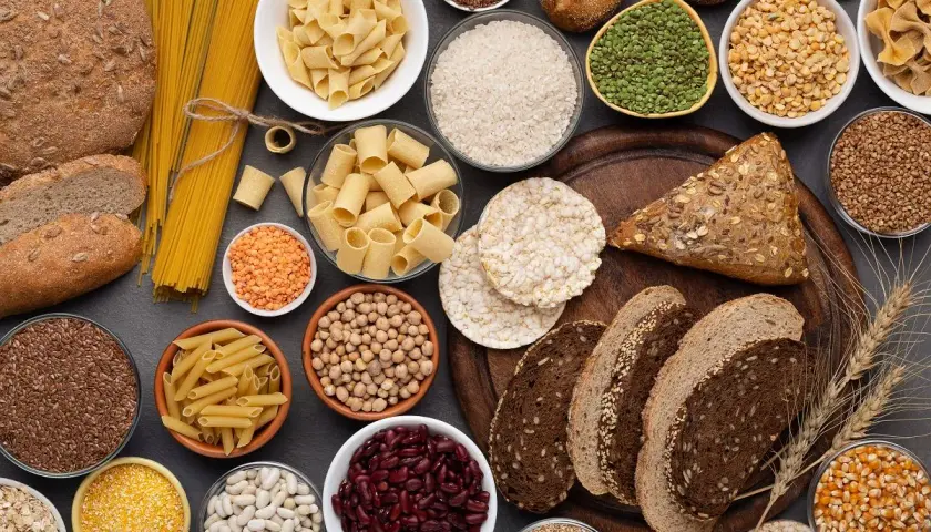 Węglowodany co to? Różnorodne produkty: chleb, makarony, ryż, kasze, fasole, soczewica, płatki owsiane, kukurydza.